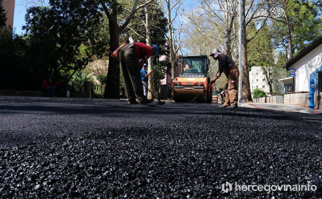 DOČEKALO SE Postavljen završni sloj asfalta u glavnoj ulici prema SKB Mostar
