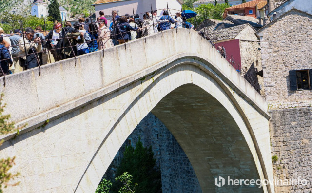 STARI MOST U MOSTARU Vlasnik suvenirnice nasrnuo na snimatelja RTV Herceg-Bosne