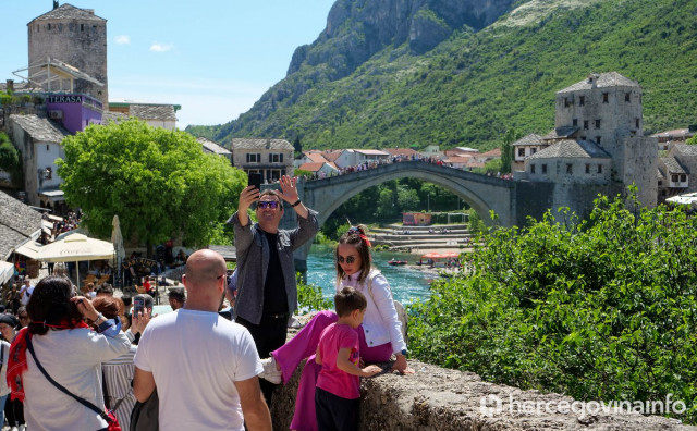 SEZONA U MOSTARU Turista je mnogo, no ne znamo im točan broj, previše je crnog tržišta i netočnih podataka