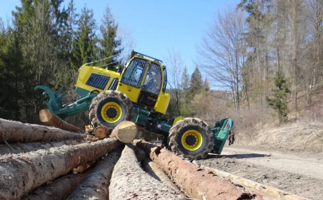 HBŽ U prevrtanju šumskog traktora smrtno stradao radnik