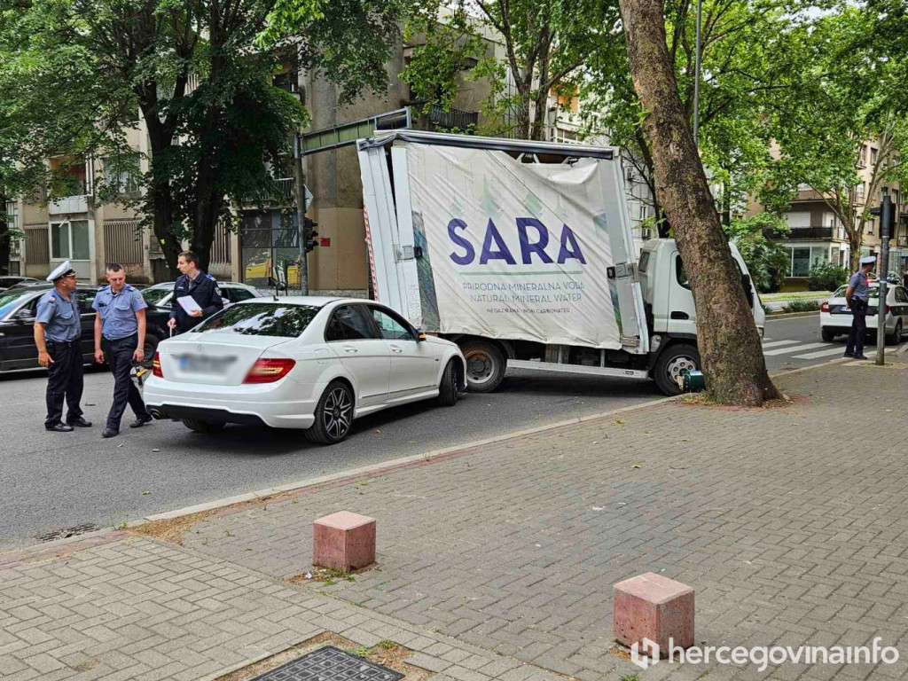 Sudar kamiona i automobila u Mostaru