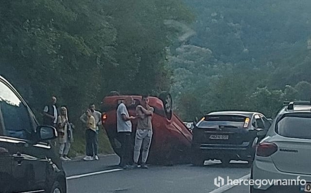 PROMETNA NESREĆA NA BRADINI Automobil na krovu, velike gužve na cesti