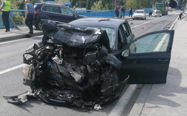 FILMSKE SCENE Ukrao automobil u kojem je bila žena, ona iskočila, a on se potom zabio u drugo vozilo