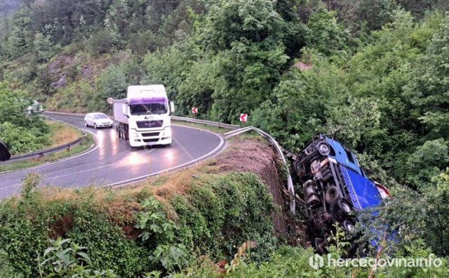 TEŠKA NESREĆA NA PUTU M-17 Kamion izletio s ceste na ulazu u Jablanicu, vozač iz kabine izašao neozlijeđen