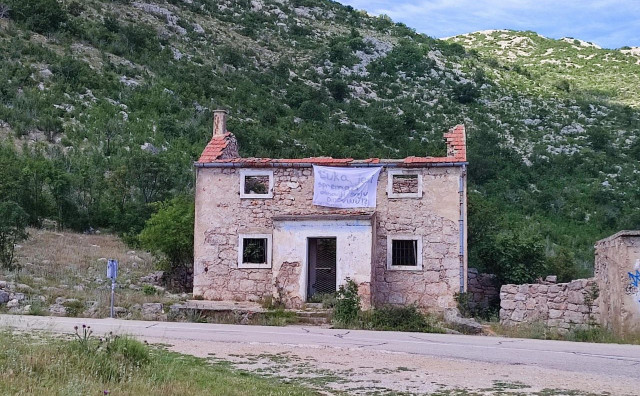 'LUKA, JESI LI SPREMAN?' Na razrušenoj Modrićevoj kući osvanula neobična poruka