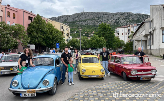 Unikatni oldtimeri na ulicama Hercegovine, najskuplji Mercedes dobio od žene, pregovori o kupnji forda trajali 3 godine