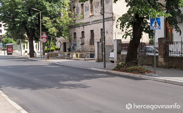 Majka s djetetom tvrdi da je zamalo poginula zbog neiscrtanog pješačkog prijelaza u Ulici kralja Zvonimira u Mostaru
