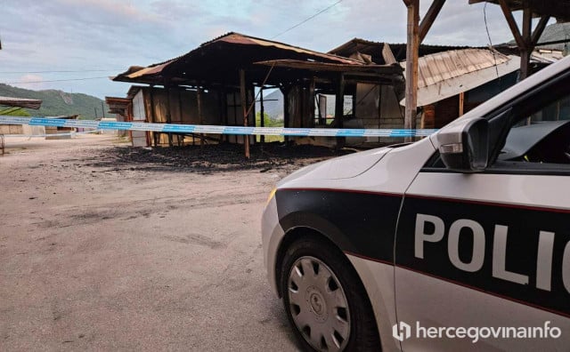 Vatrogasci ugasili požar na tržnici u Vrapčićima, štandovi potpuno uništeni
