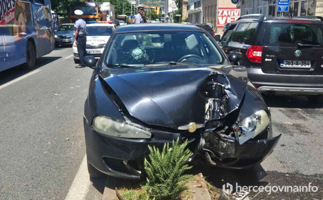 VELIKA KOLONA U MOSTARU Automobilom se zabio u stup ulične rasvjete i oborio ga na cestu