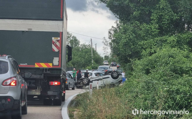 MOSTAR-STOLAC Nova prometna nesreća na Rotimlji, automobil nakon prevrtanja završio na krovu