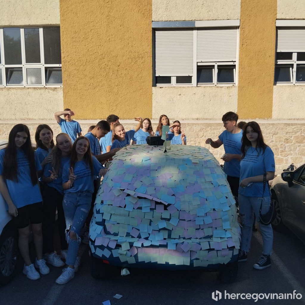Učenici oblijepili razredniku auto s više od 3 tisuće post it papirića