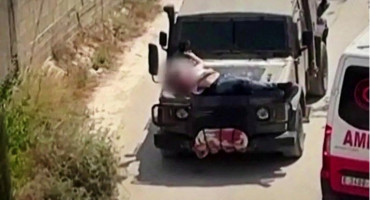 Palestinski vojnik na autu