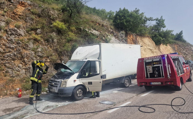 NESREĆA NA KVANJU Gorio automobil, intervenirali vatrogasci