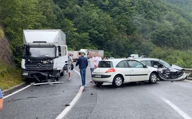 M-17 Zbog težeg sudara potpuno obustavljen promet između Konjica i Sarajeva