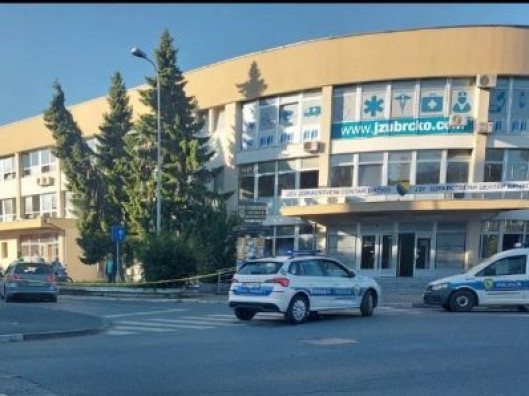 DRAMA U BRČKOM Nakon fizičkog kontakta pucao na policajca ispred Doma zdravlja