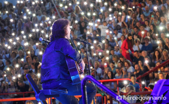 Pogledajte kako je izgledao sinoćnji koncert 'Vjerujem' i doživite atmosferu