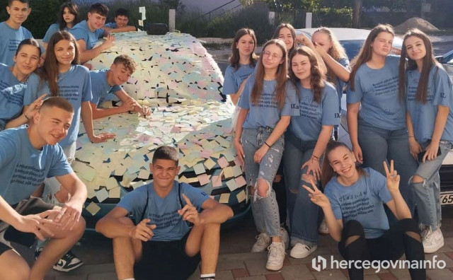 ZADNJI DAN ŠKOLE U LJUBUŠKOM Učenici oblijepili razredniku auto s više od 3.000 post-it papirića, on ostao zatečen