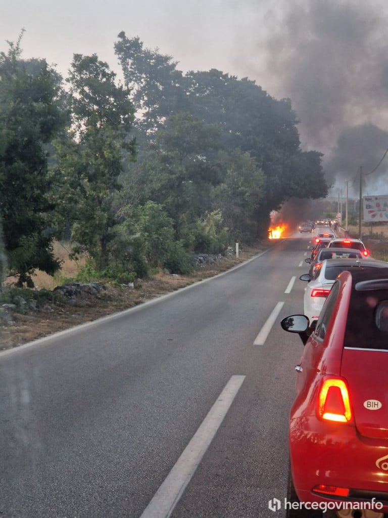 Auto izgorio na cesti Čitluk - Mostar