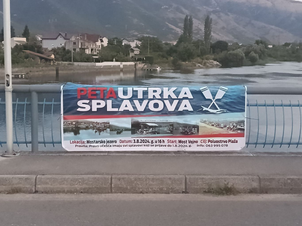 Utrka splavova na Mostarskom jezeru