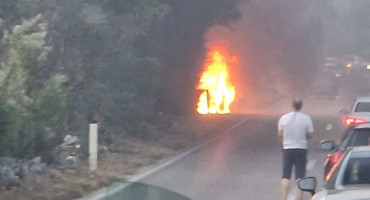 Auto izgorio na cesti Čitluk - Mostar