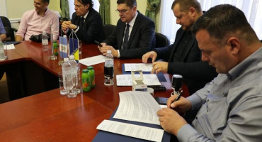 DVA MILIJUNA KM ZA HERCEGOVINU Predstavnici 21 hercegovačke općine potpisali ugovore za projekte sa FBiH
