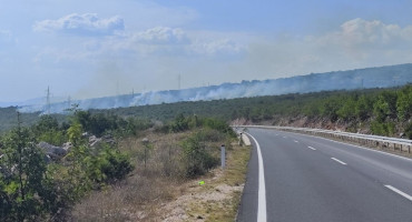POŽAR U KOZICAMA Vatrogasci pokušavaju zaštititi kuće i benzinsku crpku u blizini