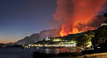 VELIKI POŽAR KOD TUČEPA Načelnik iskočio iz gorućeg automobila