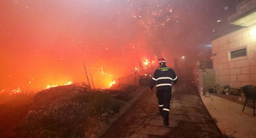DALMACIJA U PLAMENU Kod Tučepa i Skradina požari i dalje bjesne, šire se na Park prirode Biokovo i Nacionalni park Krka