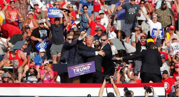 OGLASIO SE TRUMP 'Hvala svima na vašim mislima i molitvama, jer je samo Bog spriječio da se nezamislivo dogodi'