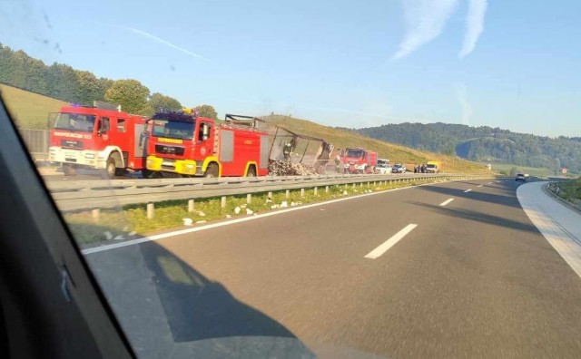 STANJE U PROMETU Na autocesti u BiH zapalilo se teretno vozilo, na granicama se očekuju gužve