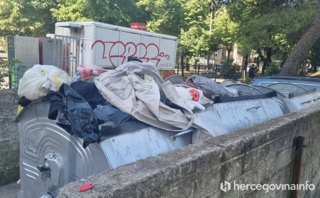 STIGAO JE KRAJ BACANJU ODJEĆE Po uzoru na velike gradove, Mostar dobiva kontejnere za doniranje odjevnih predmeta