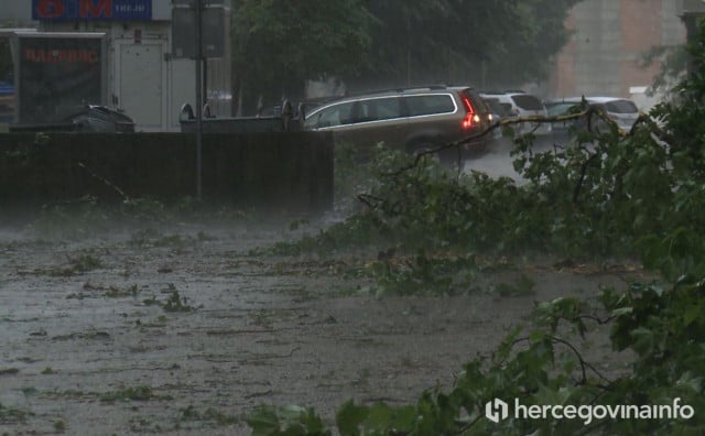 Meteorolozi tvrde da je u nekim gradovima Hercegovine vjetar dostizao uraganske udare, na snazi narančasti alarm