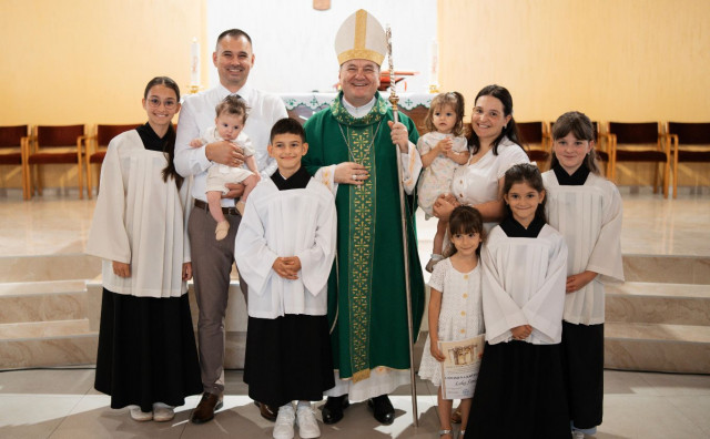 Biskup Palić krstio sedmo dijete u obitelji Šimić, braća i sestre ministrirali na krštenju