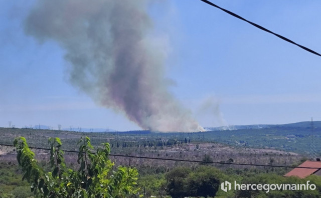 GORI IZMEĐU MOSTARA I ČITLUKA Vatrogasci nakratko stavili požar pod kontrolu, promjena smjera vjetra ga opet razbuktala