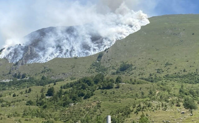 POŽAR NA JAHORINI Vatrogasci iz oba entiteta u akciji gašenja