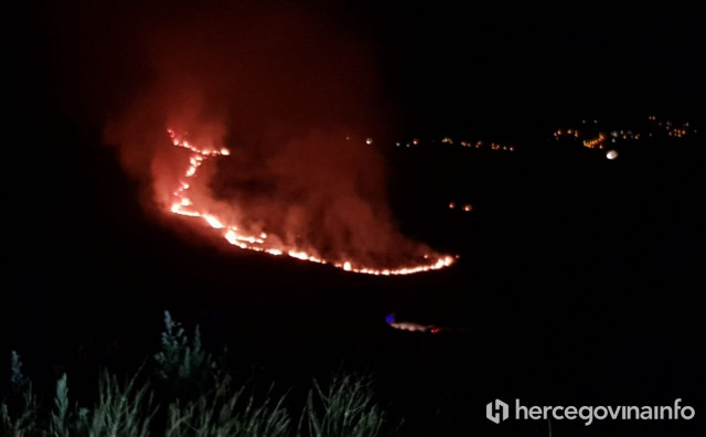 I dalje gori na brdu pored Mostara, sve raspoložive vatrogasne postrojbe na terenu