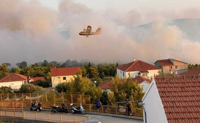 BJESNI POŽAR KOD TROGIRA Približio se kućama, angažirane sve vatrogasne jedinice i tri kanadera