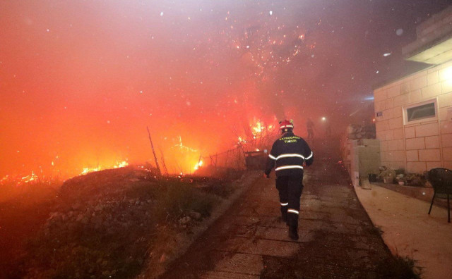 DALMACIJA U PLAMENU Kod Tučepa i Skradina požari i dalje bjesne, šire se na Park prirode Biokovo i Nacionalni park Krka