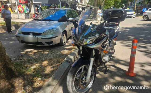 MOSTAR Sudar osobnog automobila i motocikla u Splitskoj ulici