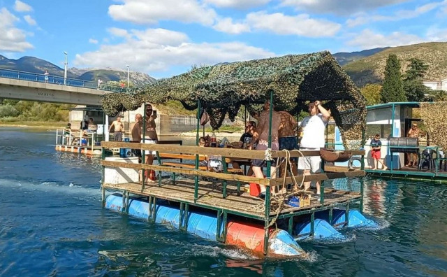 IDEJA KOJA JE PRERASLA U TRADICIJU Utrka splavova na Mostarskom jezeru