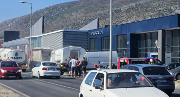 ULAZ U MOSTAR Zapalio se kamion tvrtke HP Investing