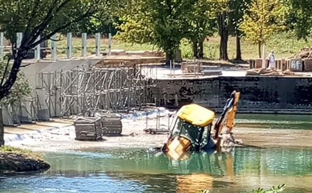 NOVA NEZGODA NA GRADILIŠTU U Mostaru bager upao u rijeku