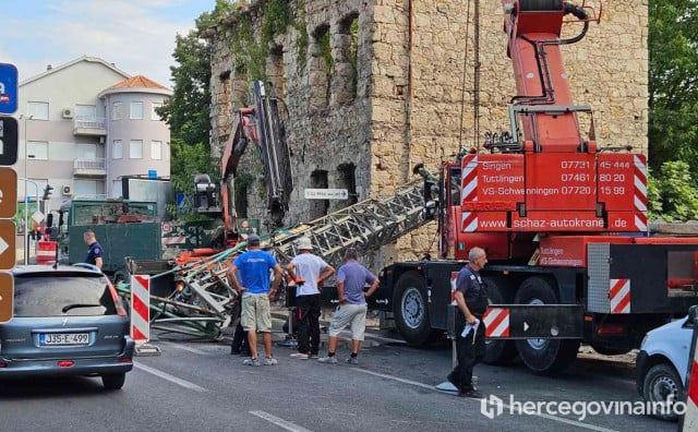 Pala dizalica na gradilištu u samom centru Mostara, promet usporen