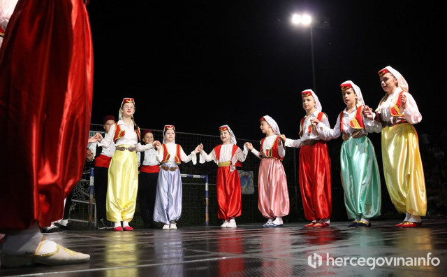 41. IZDANJE FESTIVALA Folklornu večer u Blagaju prekinula kiša