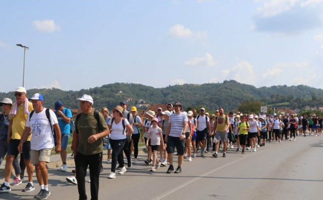 POJAČAN INTENZITET PROMETA Veliki broj pješaka na cestama Hercegovine, vozači se mole za strpljenje