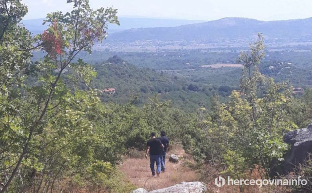 MJEŠTANI CRVENOG GRMA U STRAHU Migrante dovode taksisti iz Sarajeva