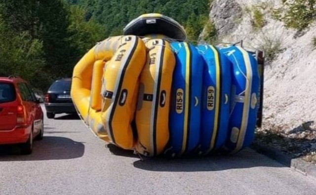 NAKON PREVRTANJA PRIKOLICE Mladići od 17 i 18 godina zadobili teške tjelesne ozljede, bili su u čamcima za rafting