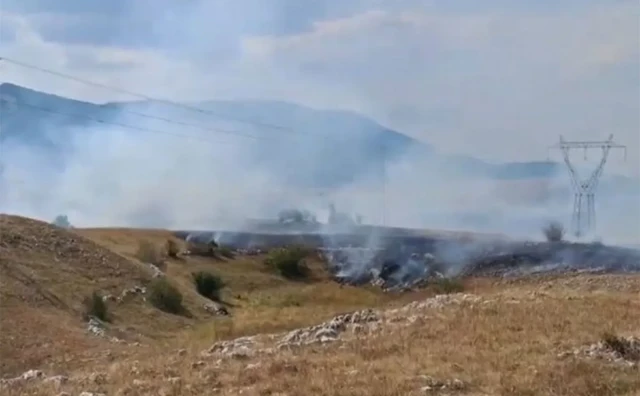 VELIKI POŽAR U GACKU Čovjeku se vatra otela kontroli, a sada su ugrožena naselja i helikopteri su na terenu