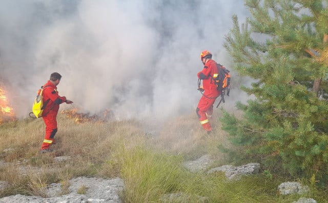 POSUŠJE Vatrogasci se bore s velikim požarom kod Rakitna