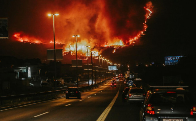 CJELONOĆNA BORBA VATROGASACA U SPLITU Požar gasi 250 gasitelja iz cijele Hrvatske, uključena i tri kanadera